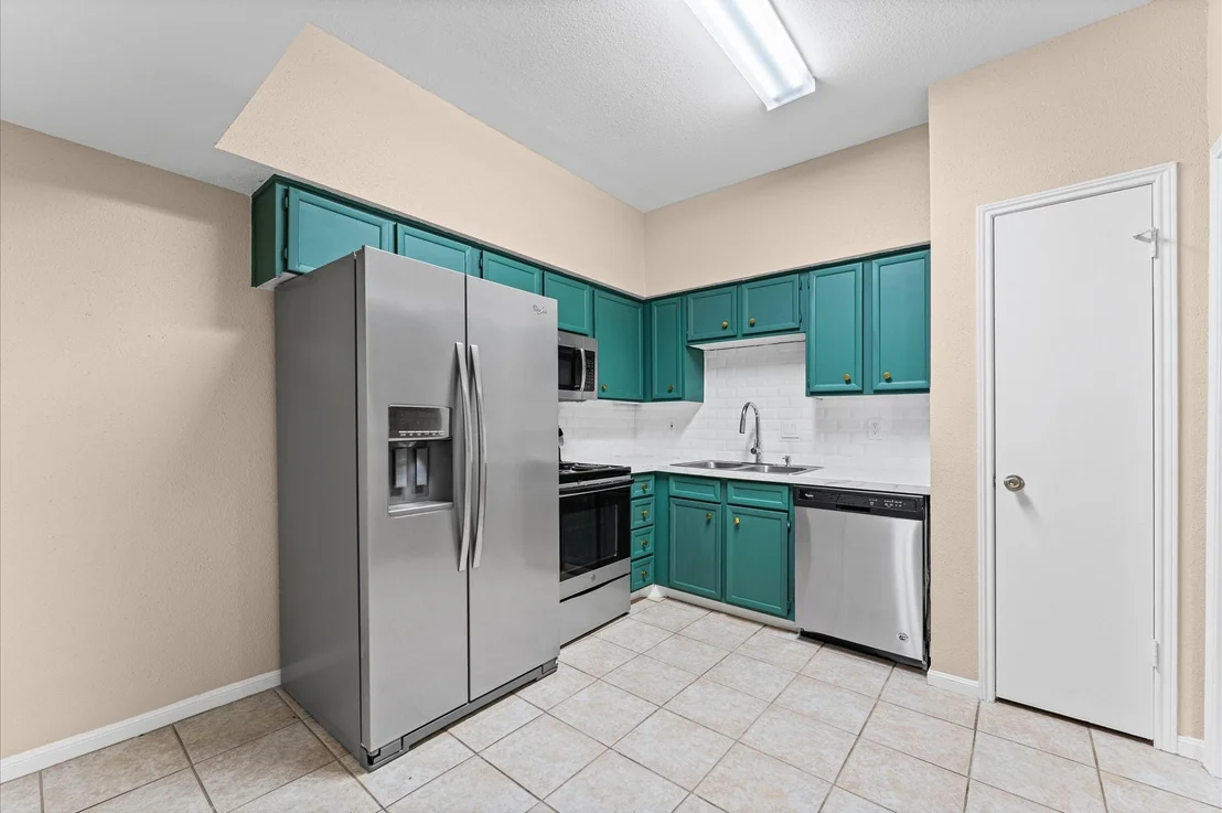 Photo of Unit 404 at 2100 Tanglewilde Street