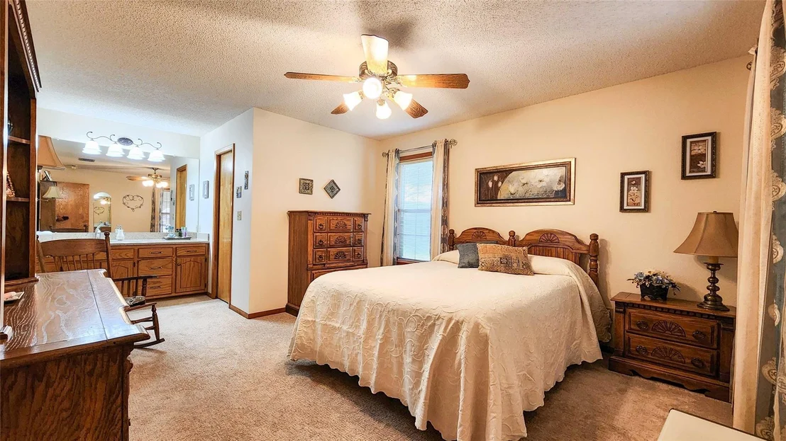 Photo of 847 Oliver Road