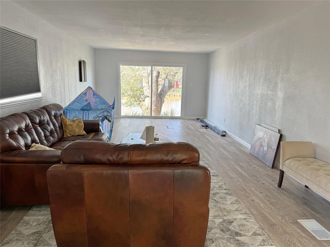 Photo of 585 River Oaks Drive