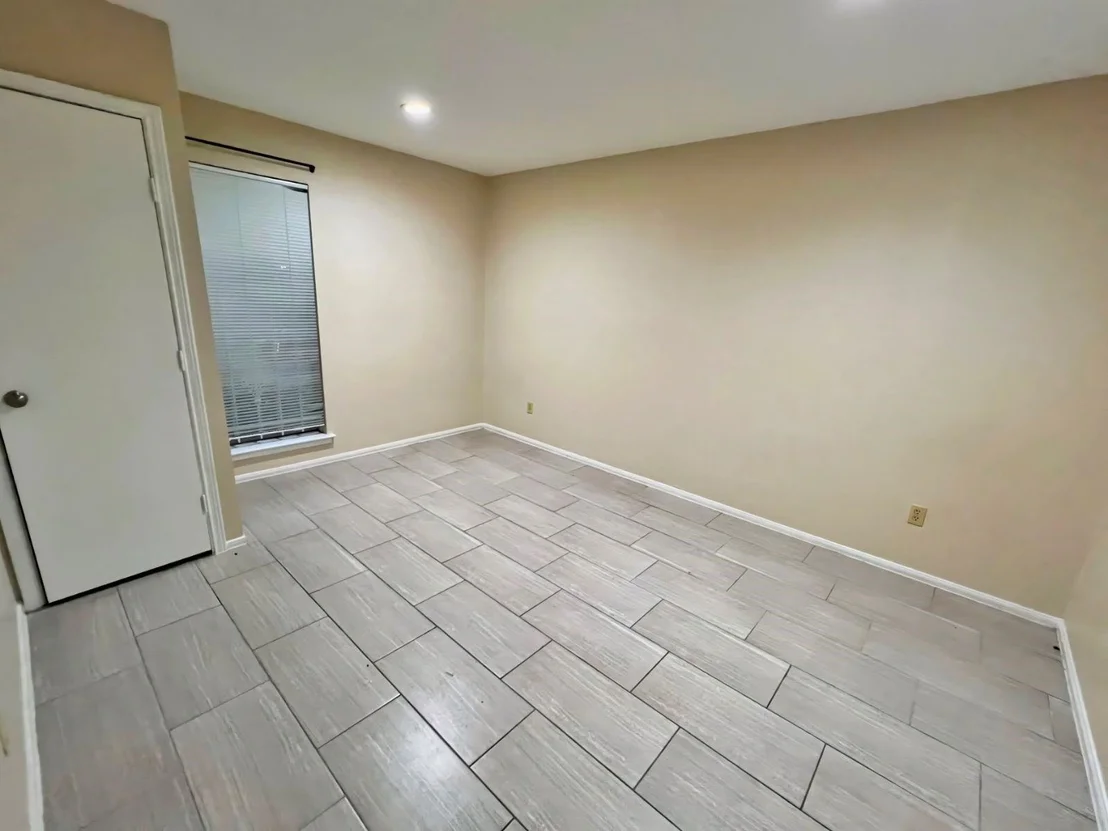 Photo of 9006 Roos Road