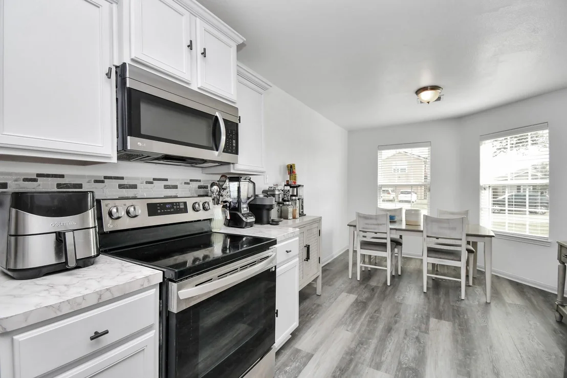 Photo of 985 Lake View Circle W