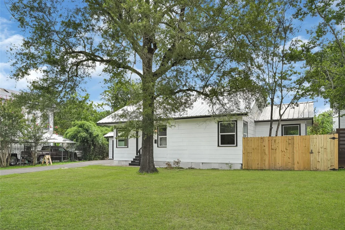 Photo of 1202 N Roberson Street