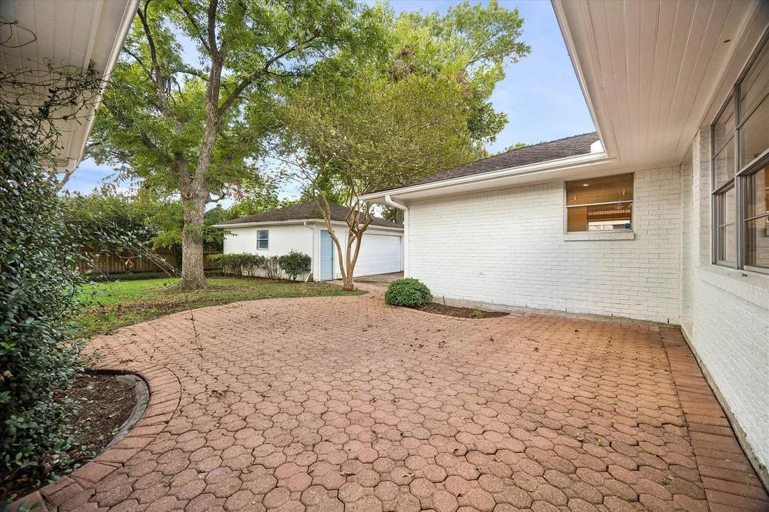 Photo of 7623 Meadowvale Drive