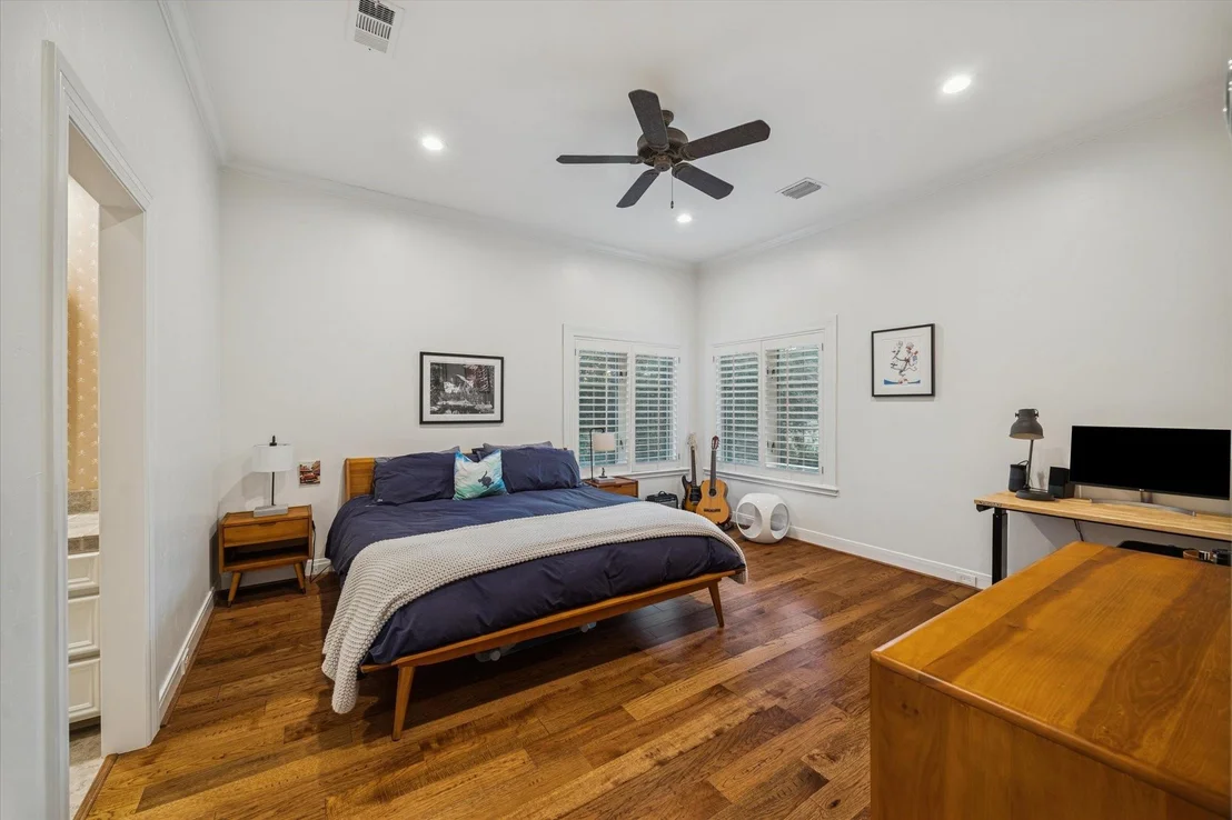 Photo of 47 N Regent Oak
