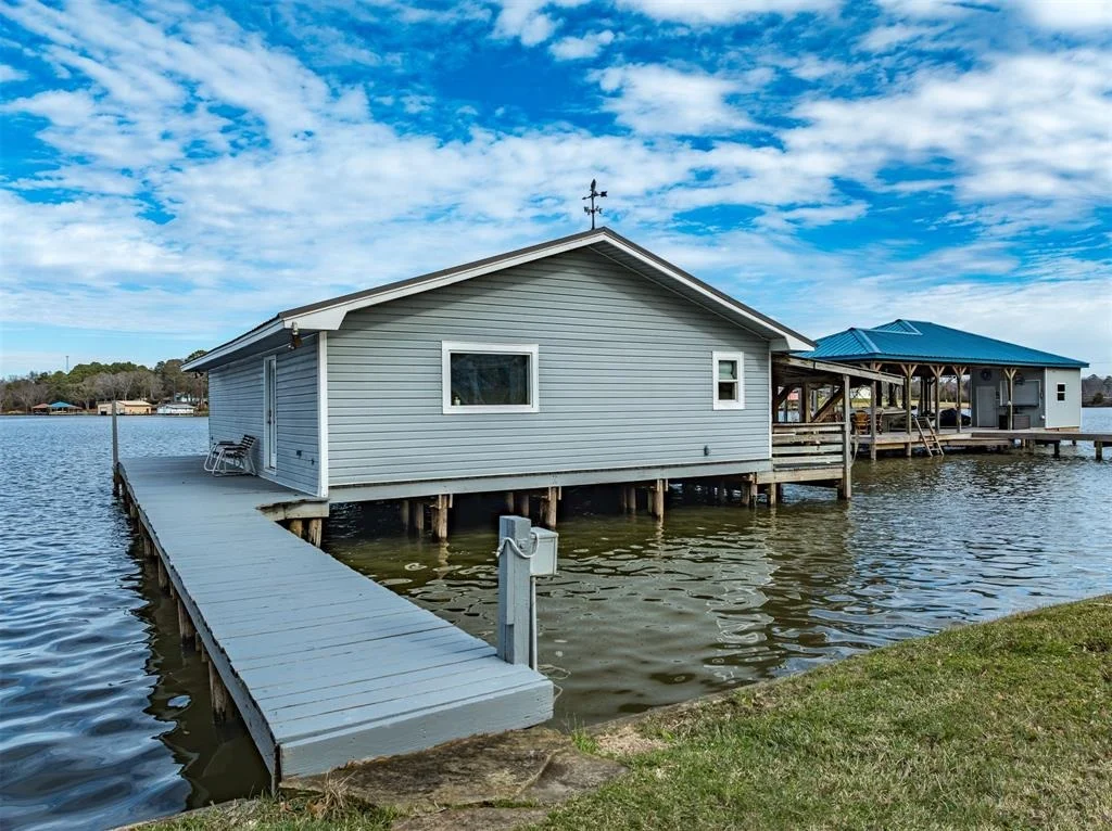 Photo of 15490 Lakeside Drive