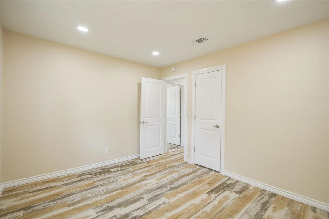 Photo of 826 W 12th Street