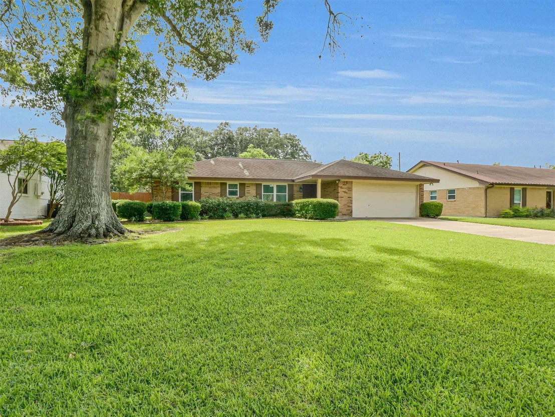 Photo of 805 Bluebonnet Lane