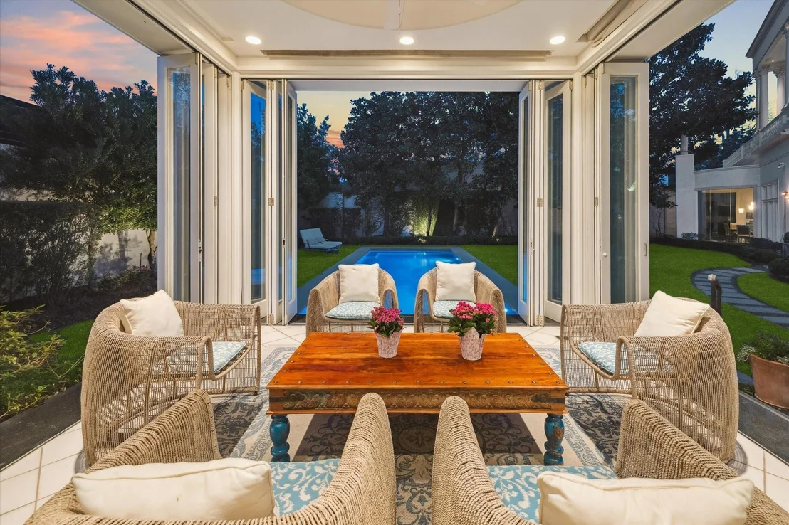 Photo of 20 Sunset Boulevard