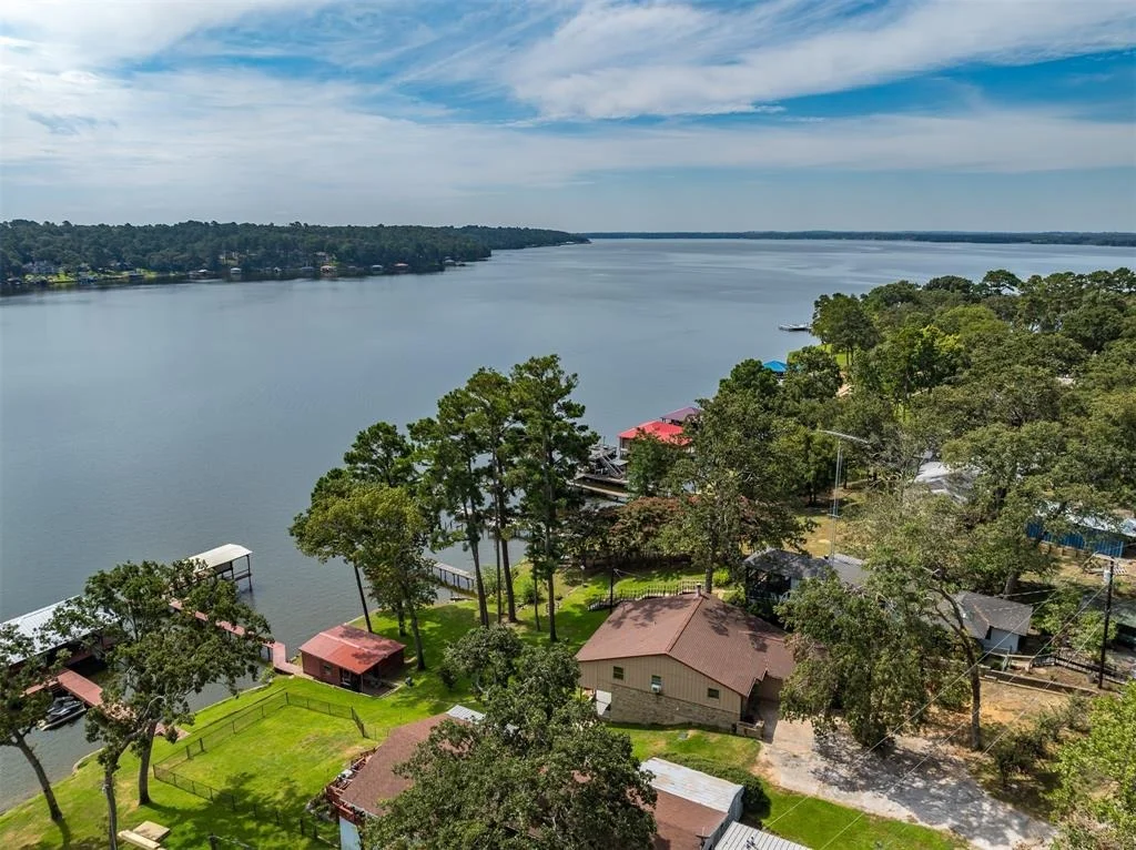 Photo of 23083 Lakeside Drive