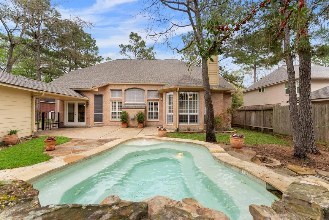 Photo of 75 N Floral Leaf Circle