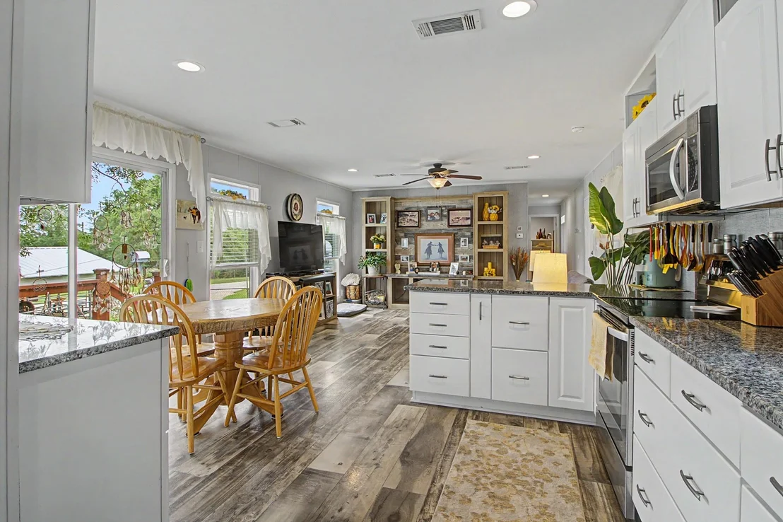 Photo of 637 Lakeview Drive
