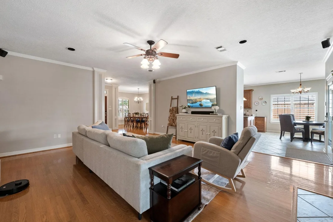 Photo of 302 River Oaks Drive