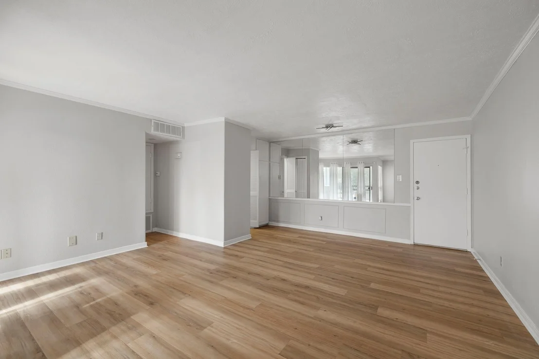 Photo of Unit 75 at 800 Post Oak Boulevard