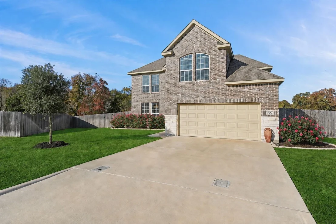Photo of 1700 Twin Oaks Circle