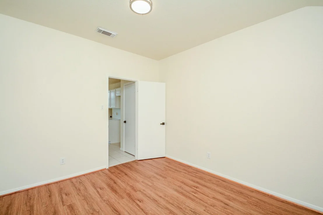 Photo of 9502 Coast Bridge Street