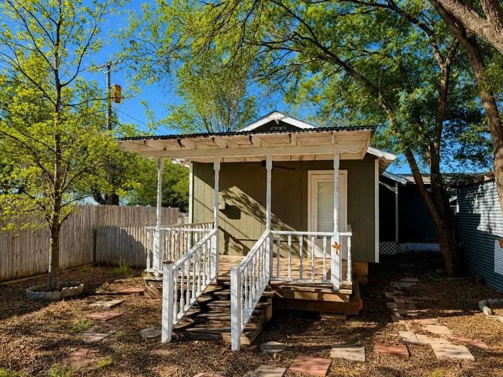 Photo of 108 W 9th Street