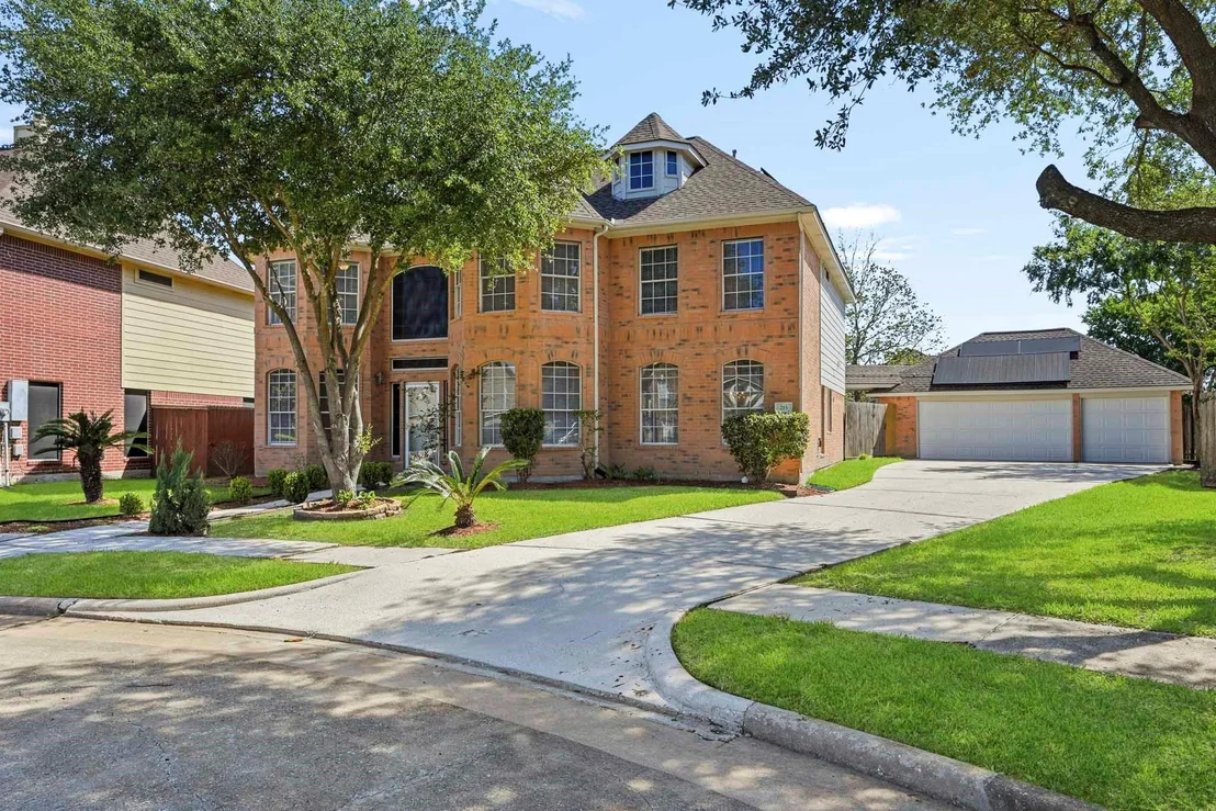 Photo of 215 Crabapple Drive