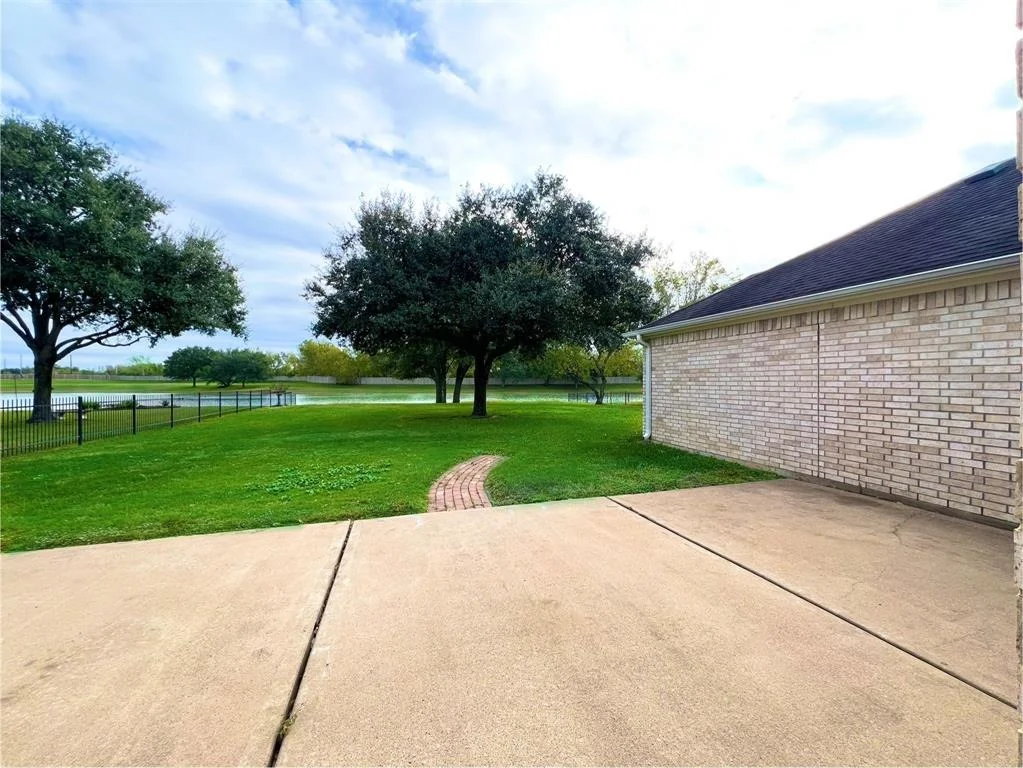 Photo of 406 Bridge Crest Boulevard