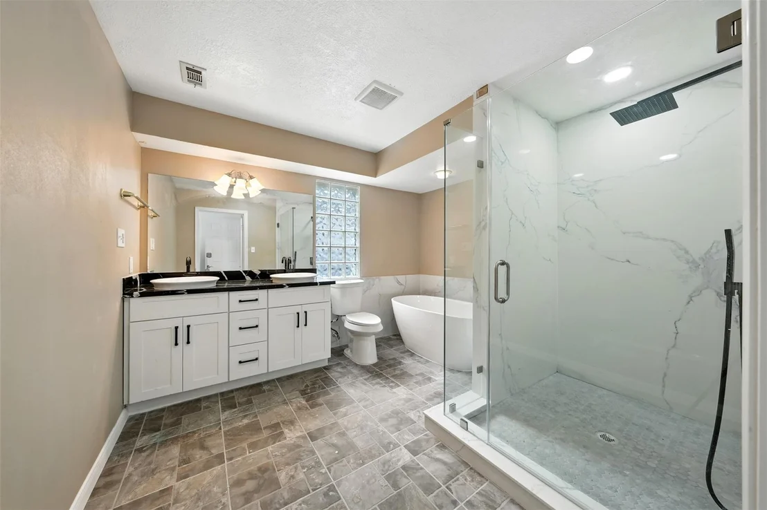 Photo of 1046 Lake View Drive