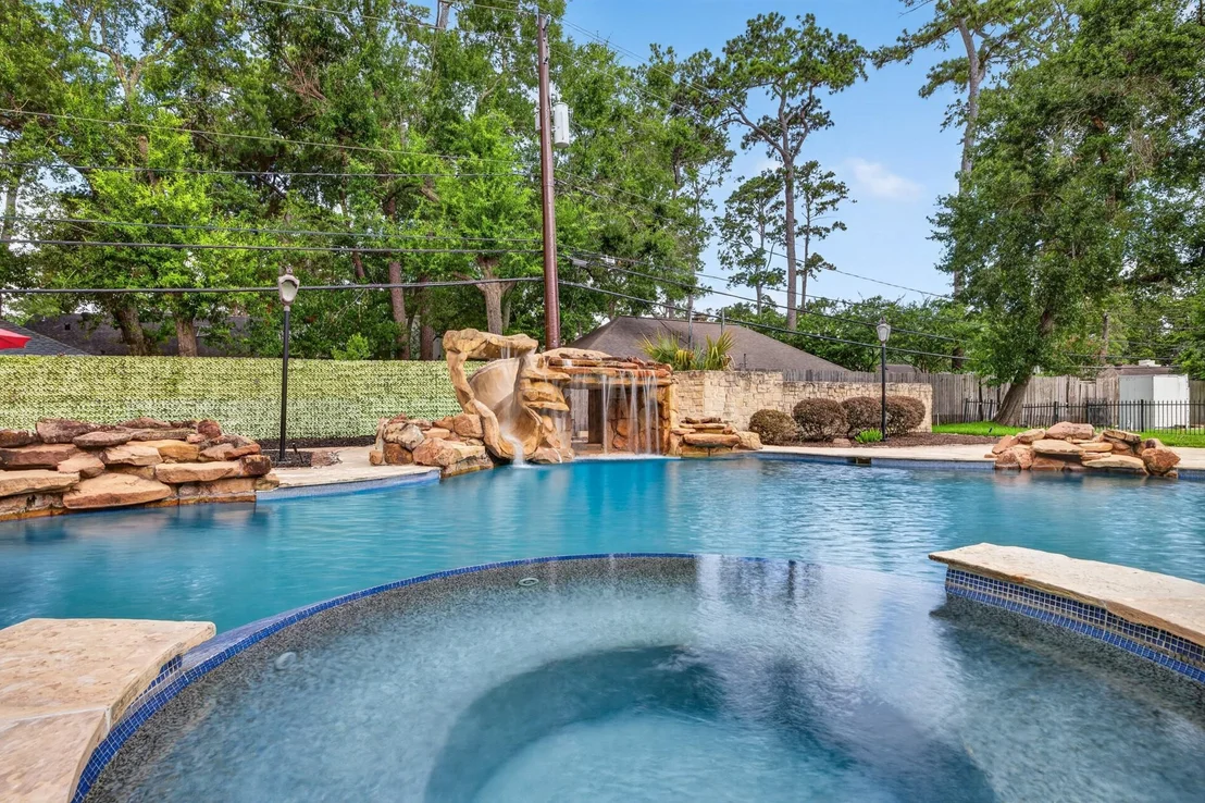 Photo of 728 Crestbend Drive