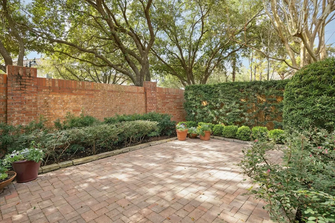 Photo of 2626 Stuart Manor
