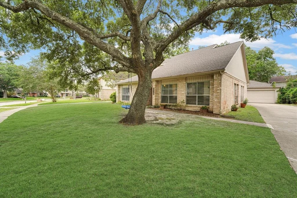 Photo of 307 Woodcombe Drive