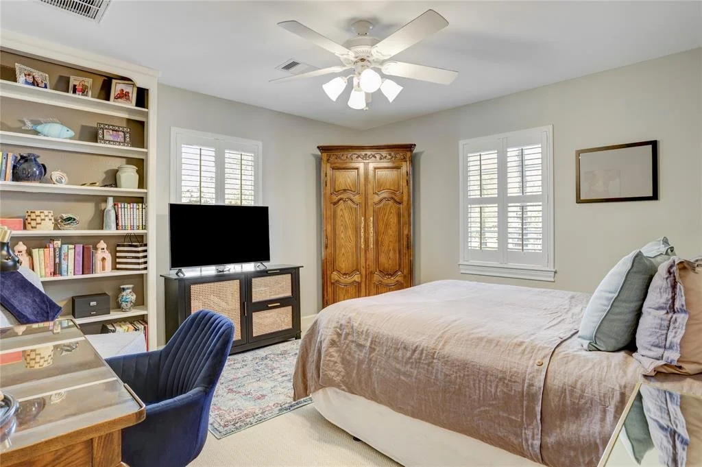 Photo of 802 W Forest Drive