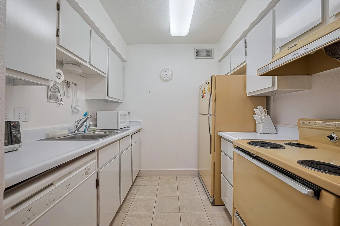 Photo of Unit 33 at 7575 Katy Freeway