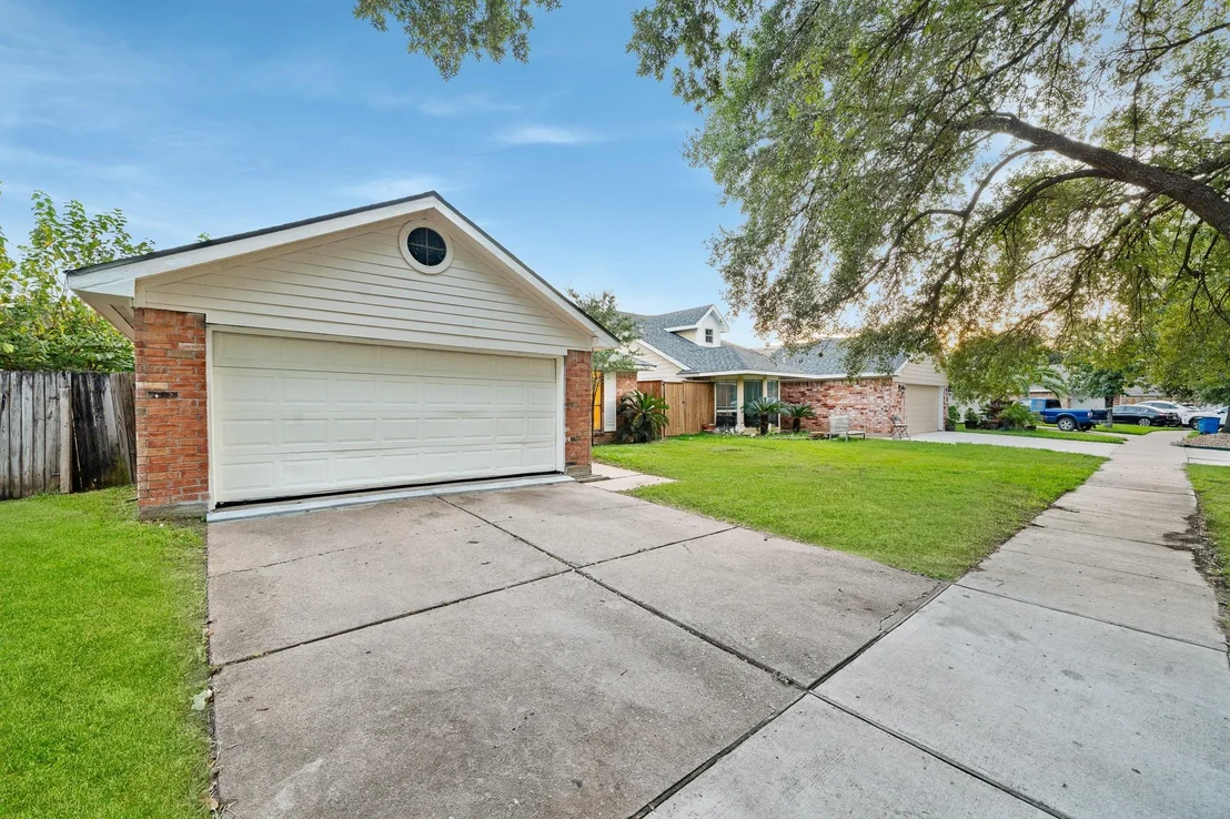 Photo of 13527 Avonshire Drive