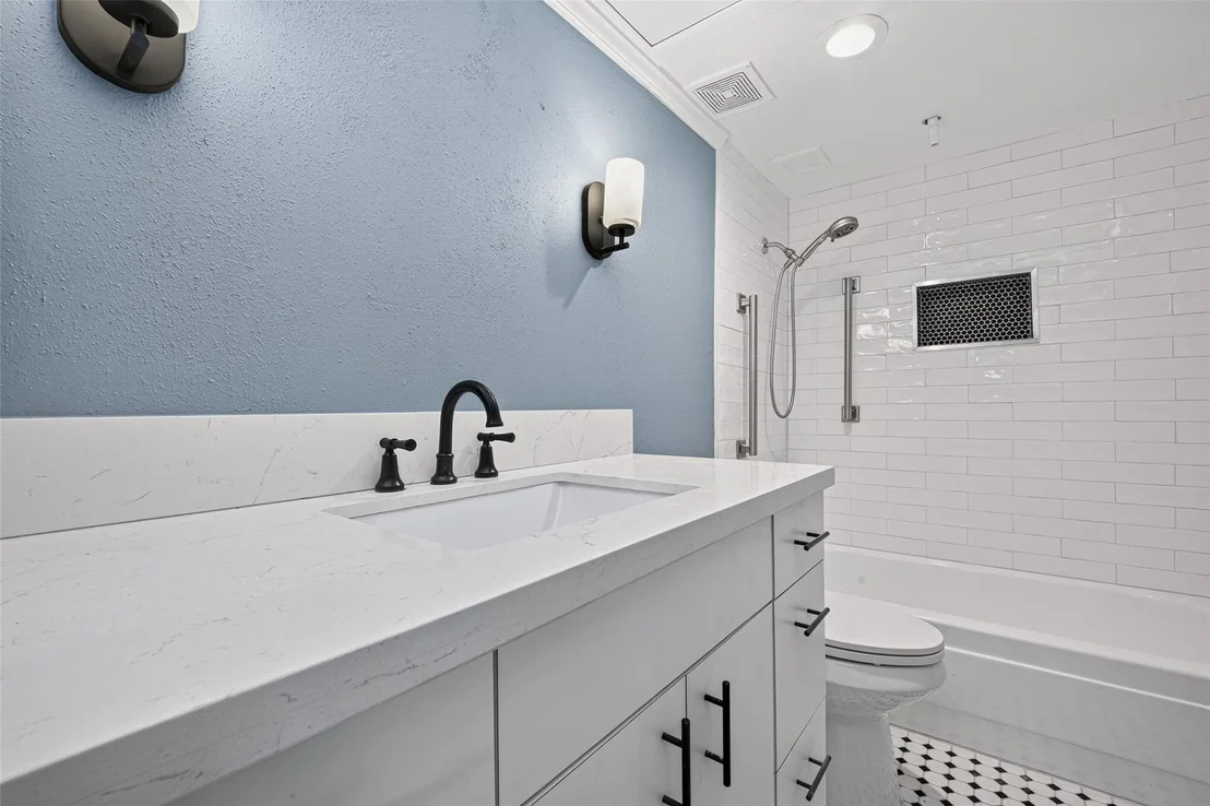 Photo of Unit 18 at 7575 Katy Freeway