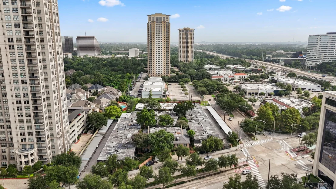 Photo of Unit 75 at 800 Post Oak Boulevard
