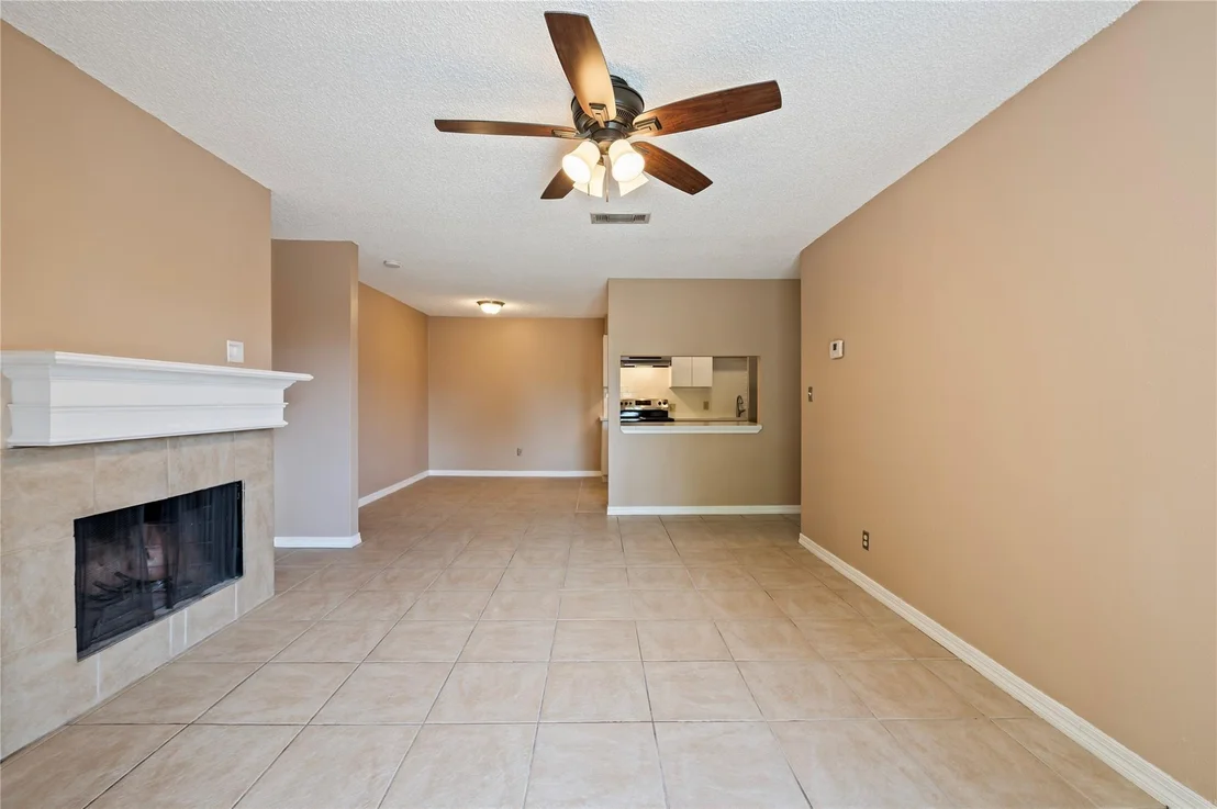 Photo of Unit 6A at 2501 Gulf Freeway