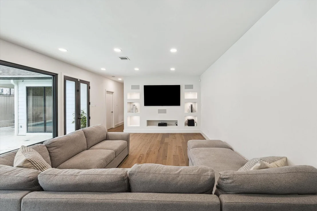 Photo of 6348 Vanderbilt Street