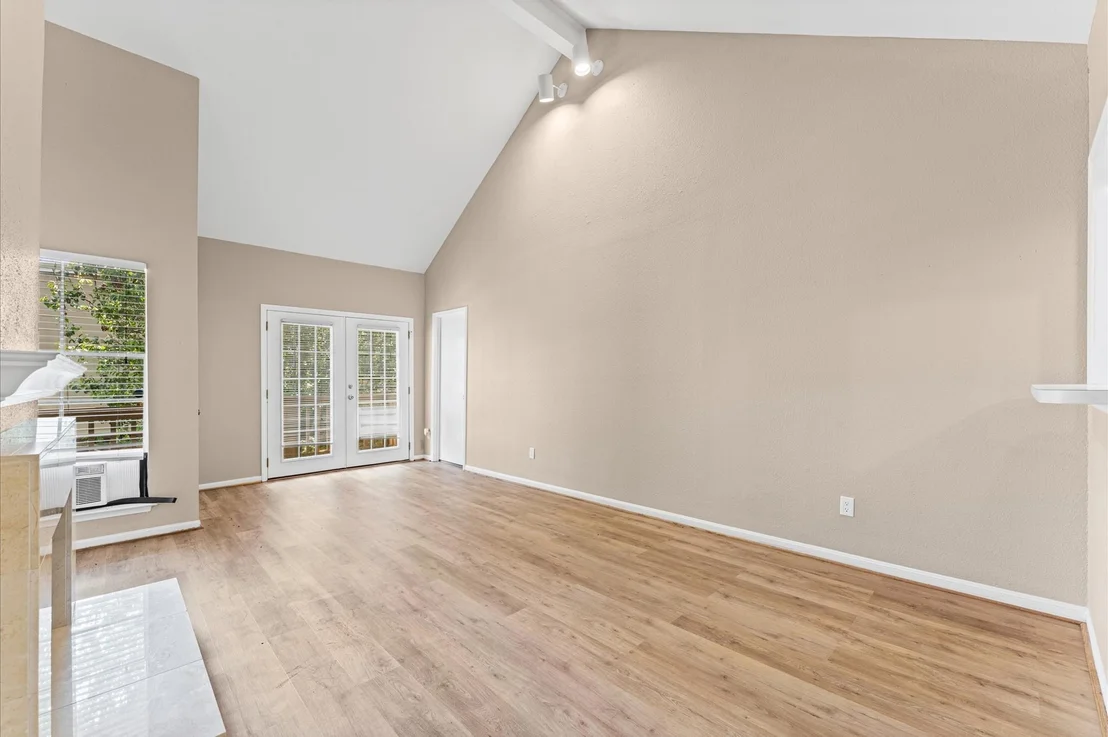 Photo of Unit 404 at 2100 Tanglewilde Street
