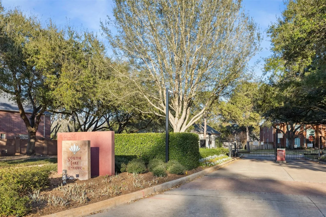 Photo of 2811 Autumn Lake Drive