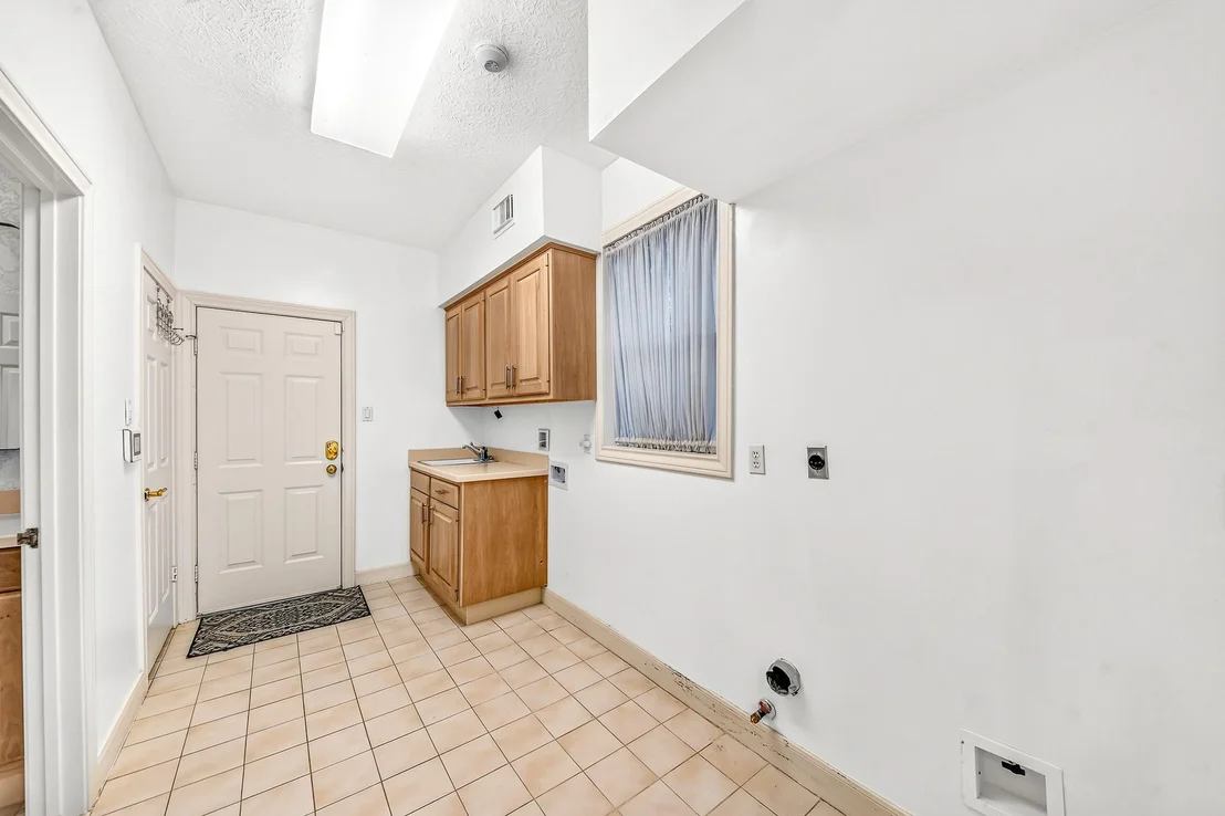 Photo of 407 Lakeside Boulevard