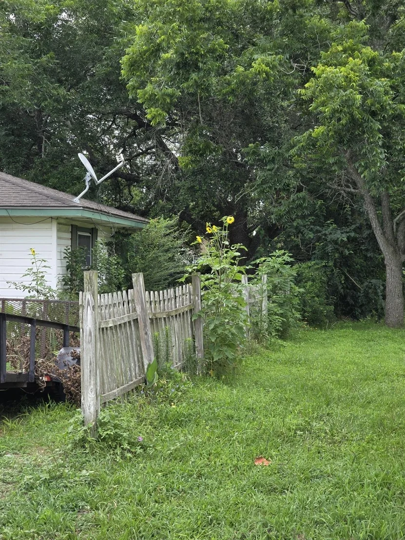 Photo of 706 Cemetery Avenue
