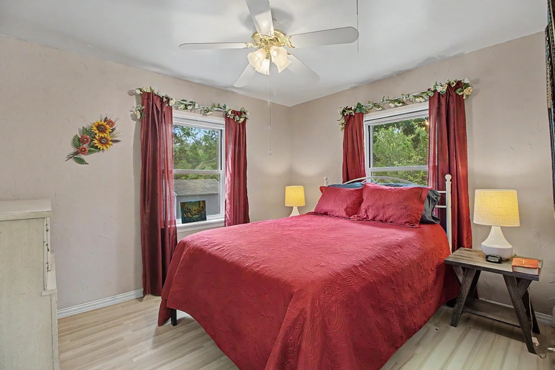 Photo of 637 Lakeview Drive