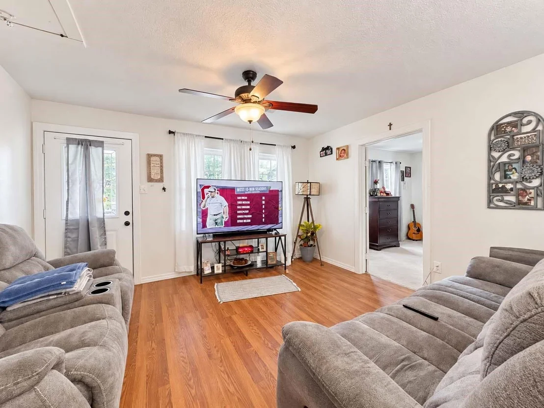 Photo of 828 Robinson Road