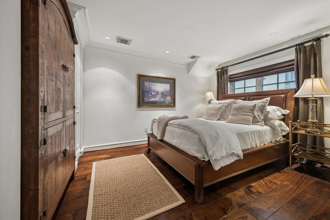 Photo of 20 Sunset Boulevard
