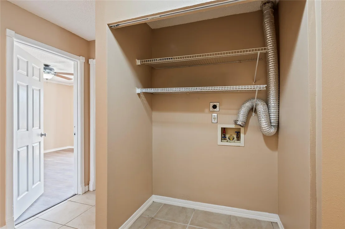 Photo of Unit 6A at 2501 Gulf Freeway