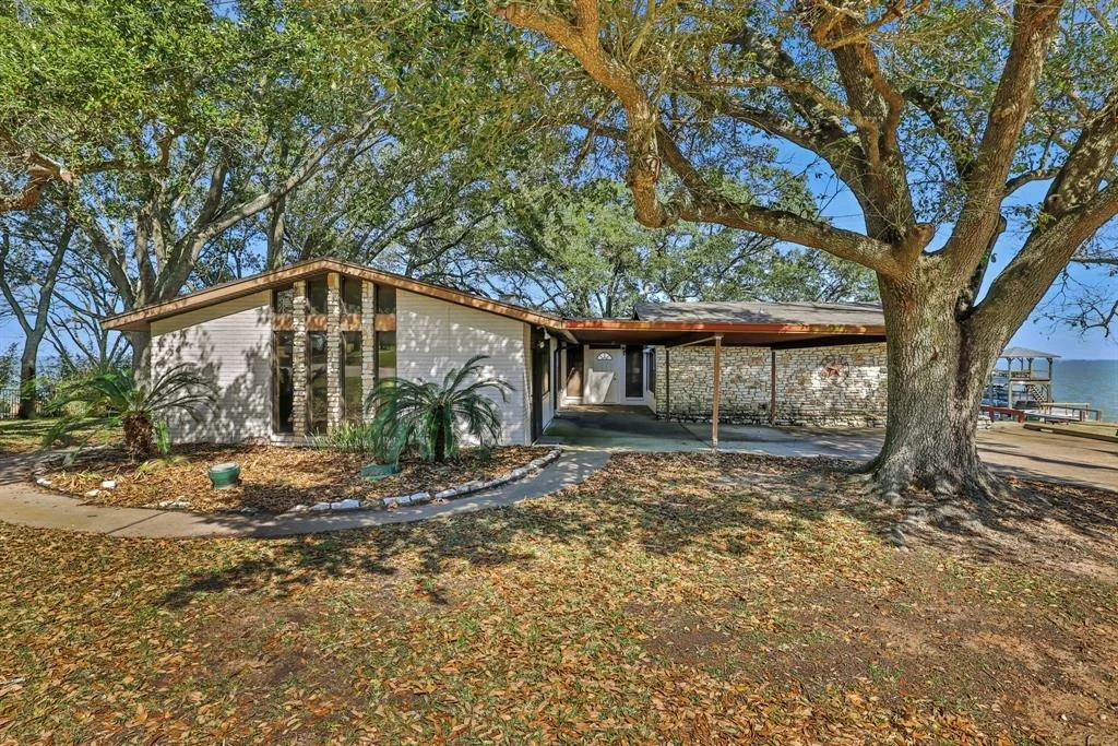 Photo of 160 Lakeway Drive