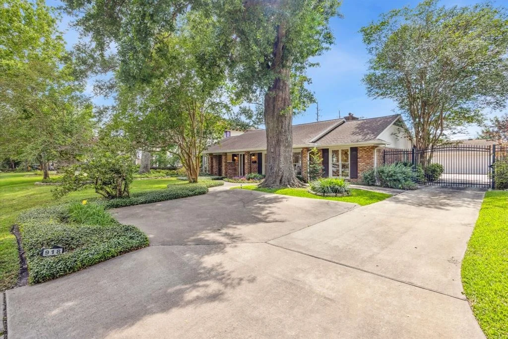 Photo of 918 Chimney Rock Road