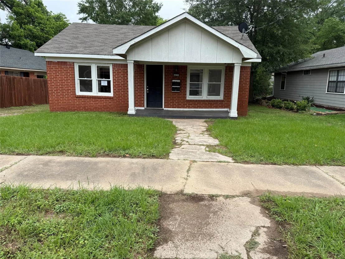 Photo of 617 N Trinity St