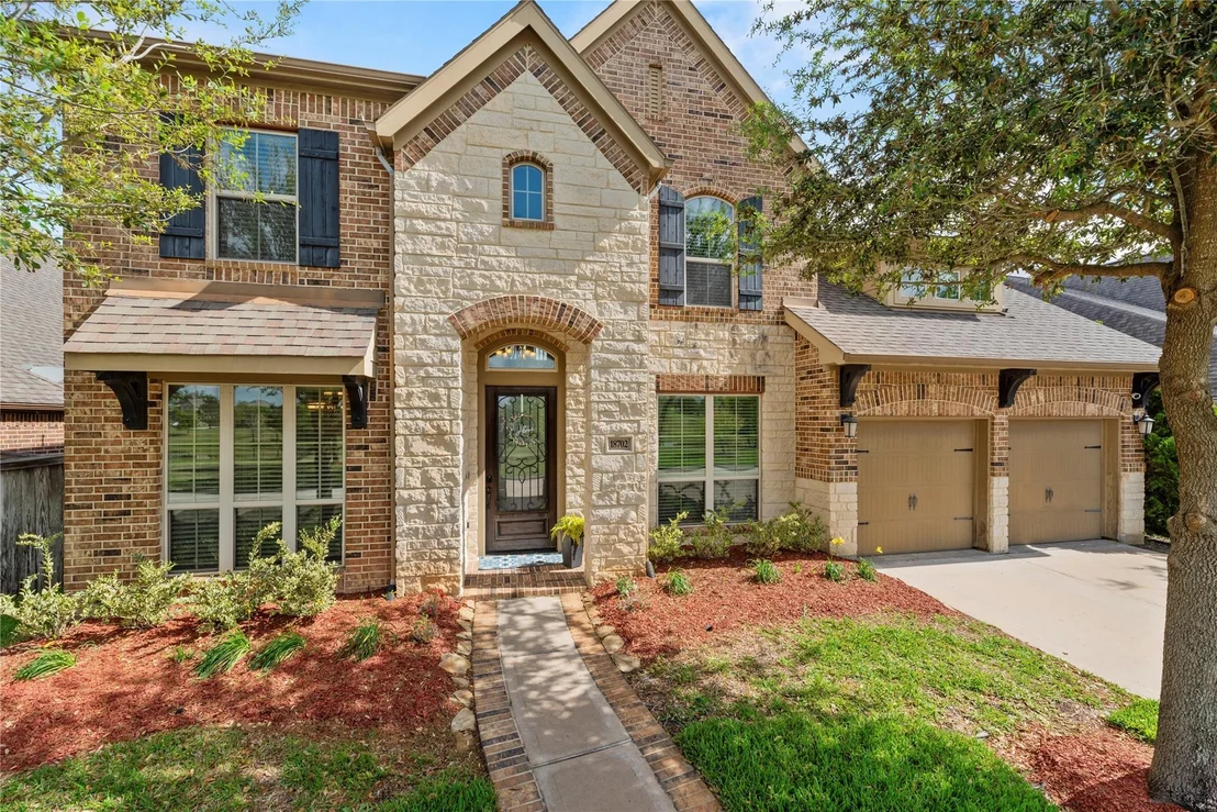 Photo of 18702 Town Bluff Drive