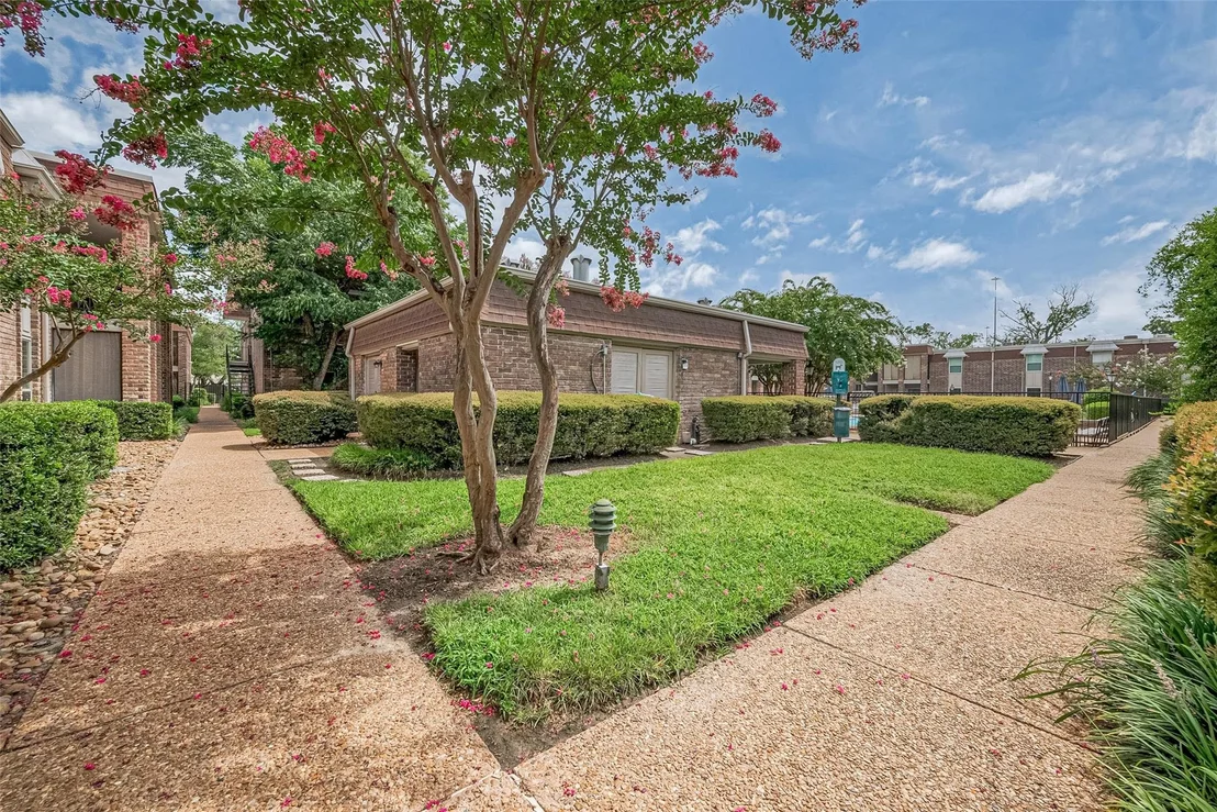 Photo of Unit 33 at 7575 Katy Freeway
