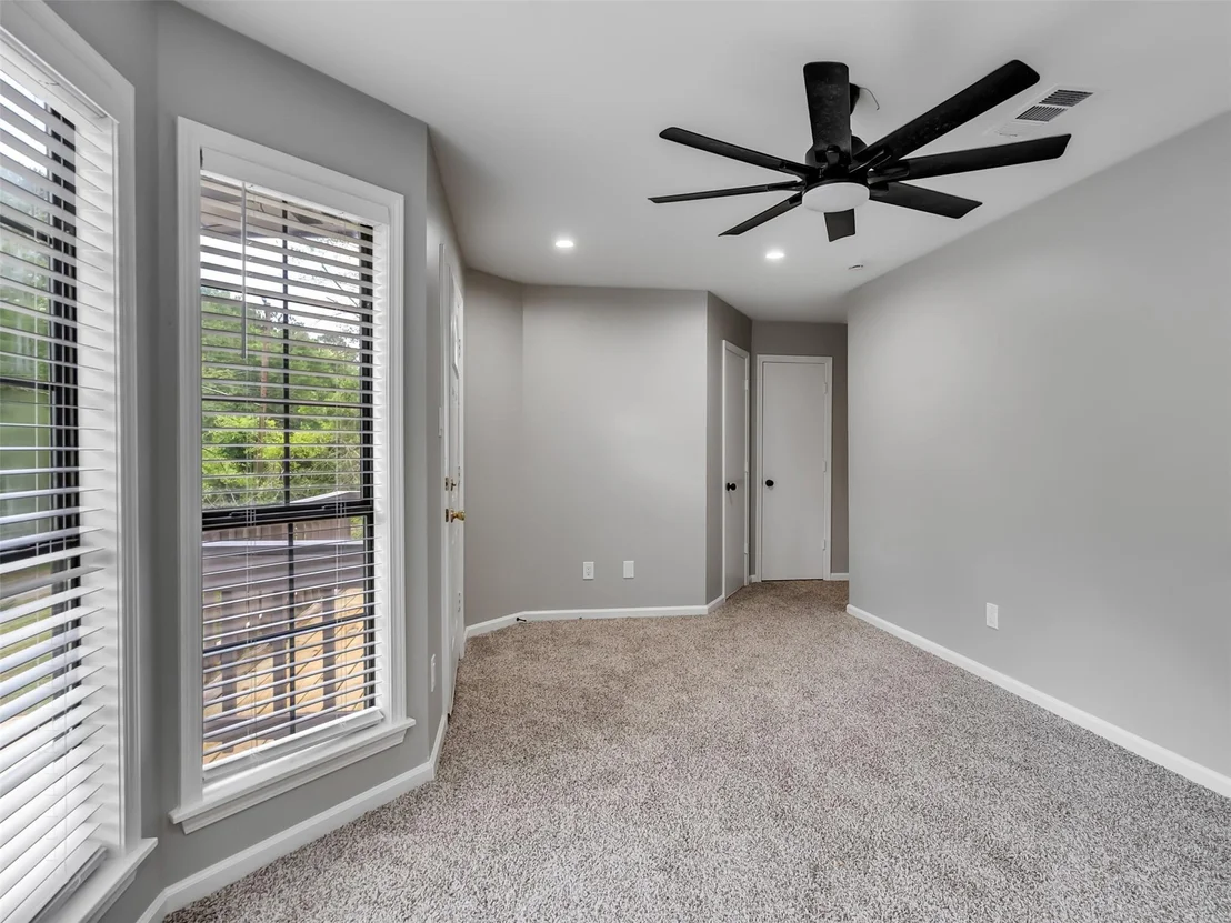 Photo of 351 White Oak Drive