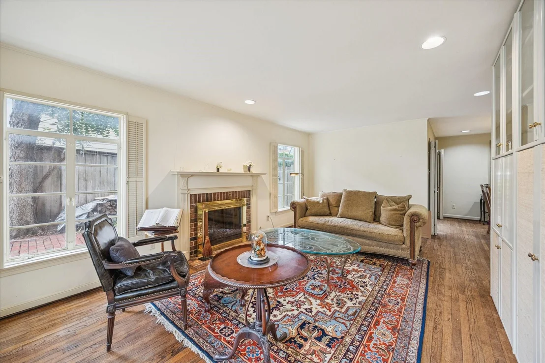 Photo of 914 S Shepherd Drive