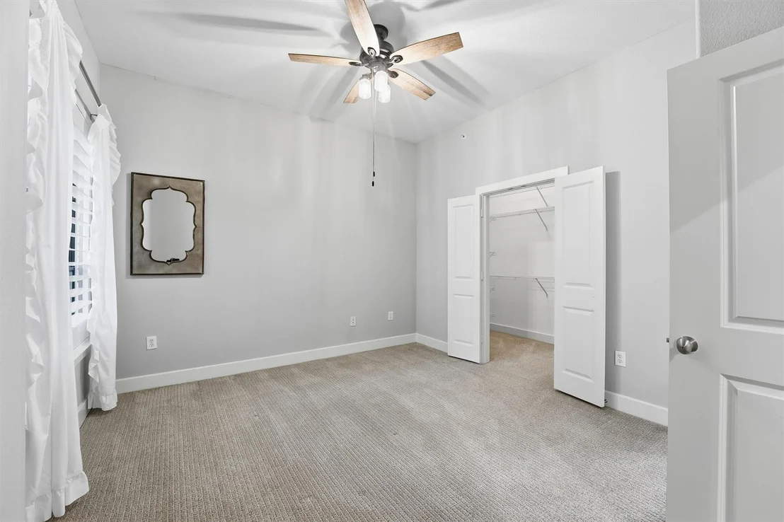 Photo of Unit 4113 at 1901 Post Oak Boulevard