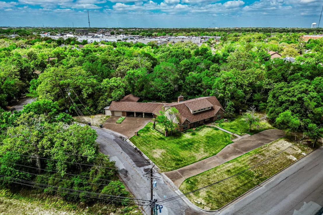 Photo of 1100 Broadmoor Drive